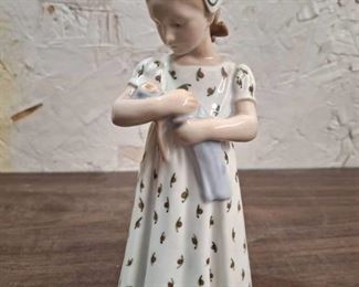 Bing Grondahl Porcelain Copenhagen Denmark 1721 Mary with Doll 7.5"