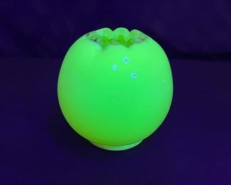 VTG Fenton Ivory Crest Rose Bowl Vase under black light