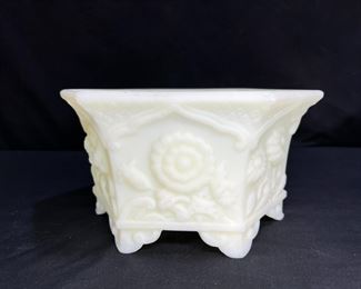 Fenton Water Lilly Custard Satin Uranium Planter  