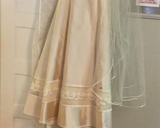 Wedding Gown w/Train & Veil Sz Small