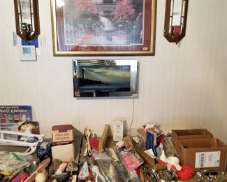 Kitchenware, pictures, moving picture screen,