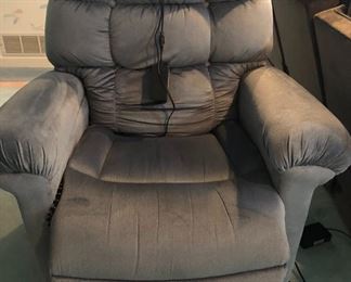 LIKE NEW RECLINER / LIFT CHAIR