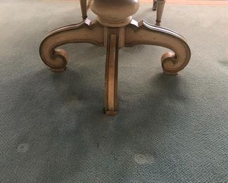 BASE OF TABLE WITH 4 CHAIRS