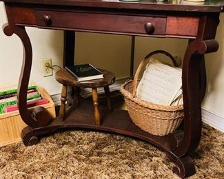 Early 20th Century Oak Library Desk.