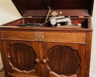 Antique 1920's Gilbert Gramophone Phonograph Player.