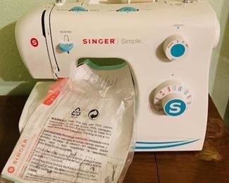 Classic Singer Sewing Machine. Like New.