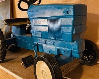 Vintage Cast Iron Peddle Tractor.