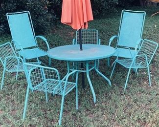 Vintage Patio Set w/Umbrella.