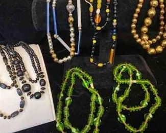 Q028 Vintage Mardi Gras Beads