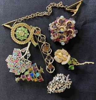 R011 Vintage Brooches