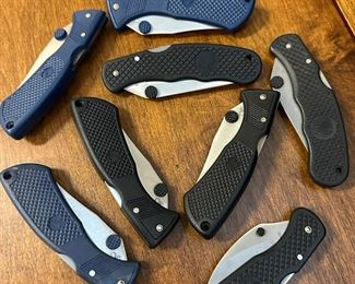 R32 Folding Knives