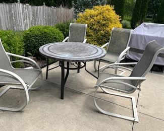 Outdoor table
4 outdoor chairs