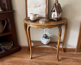 Nice little demilune table with decorative objects 