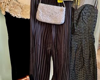 these black pleated flow-y pants are the cat’s meow!!!