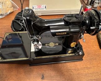Singer Featherweight 221 with case in beautiful condition