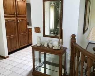 Nice size display cabinet, perfect for hallway.