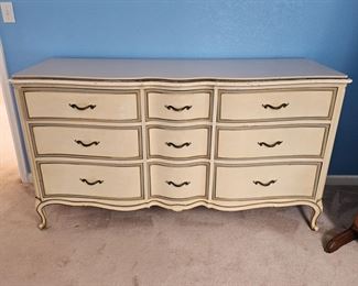 c 1960 Drexel "Touraine" French Provincial White w/ Gold Accents Dresser w/ Nine Dovetailed Drawers