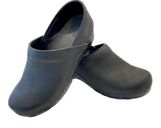 Black Oiled Professional Nubuck Leather Dansko Ladies Clogs in sz.39- (8.5 to 9)