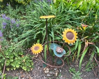 Yard Art Daisies