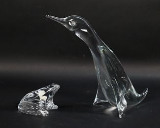         20	2 Art Glass Animals Including Baccarat	2 crystal animals. Penguin, unsigned, 9"H x 10 1/2"W; Baccarat frog, paper label and etched Baccarat France mark to the underside, 2 5/8"H.
