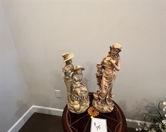2 figurines resin. Accent table