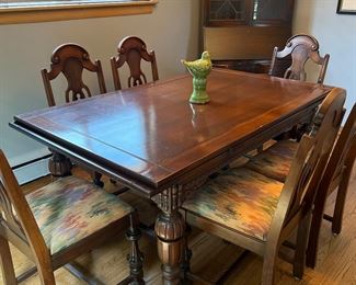 Vintage Dining Room Tbale with Six Chairs