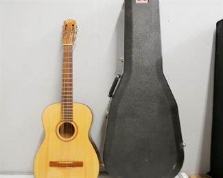 Goya G-10 Acoustic Guitar & SKB Hardshell Case 