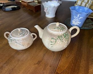 Japanese Meiji period teapot & sugar bowl