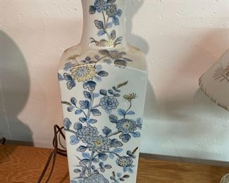 Vtg gold floral Imari style blue & white porcelain lamp