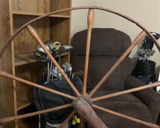 Beautiful vintage spinning wheel.