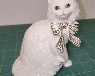 RC9096 Lenox Sitting Pretty White Cat Kitten with Gold Ribbon Tied Around Neck https://www.ebay.com/str/agesagoestatesales