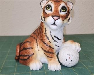 RC9095 Boehm Autographed Tiger Woods Tiger on the 18th Hole Porcelain Figurine https://www.ebay.com/str/agesagoestatesales