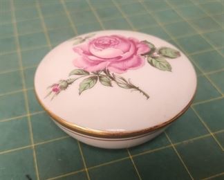 RC9134 Paris Limoges White Trinket Pill Jewelry Box with Pink Rose and Gold Trim https://www.ebay.com/str/agesagoestatesales
