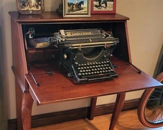 Lady desk typewriter 