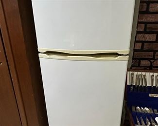 Whirlpool Apartment Size Refrigerator/Freezer