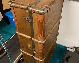 Wardrobe trunk