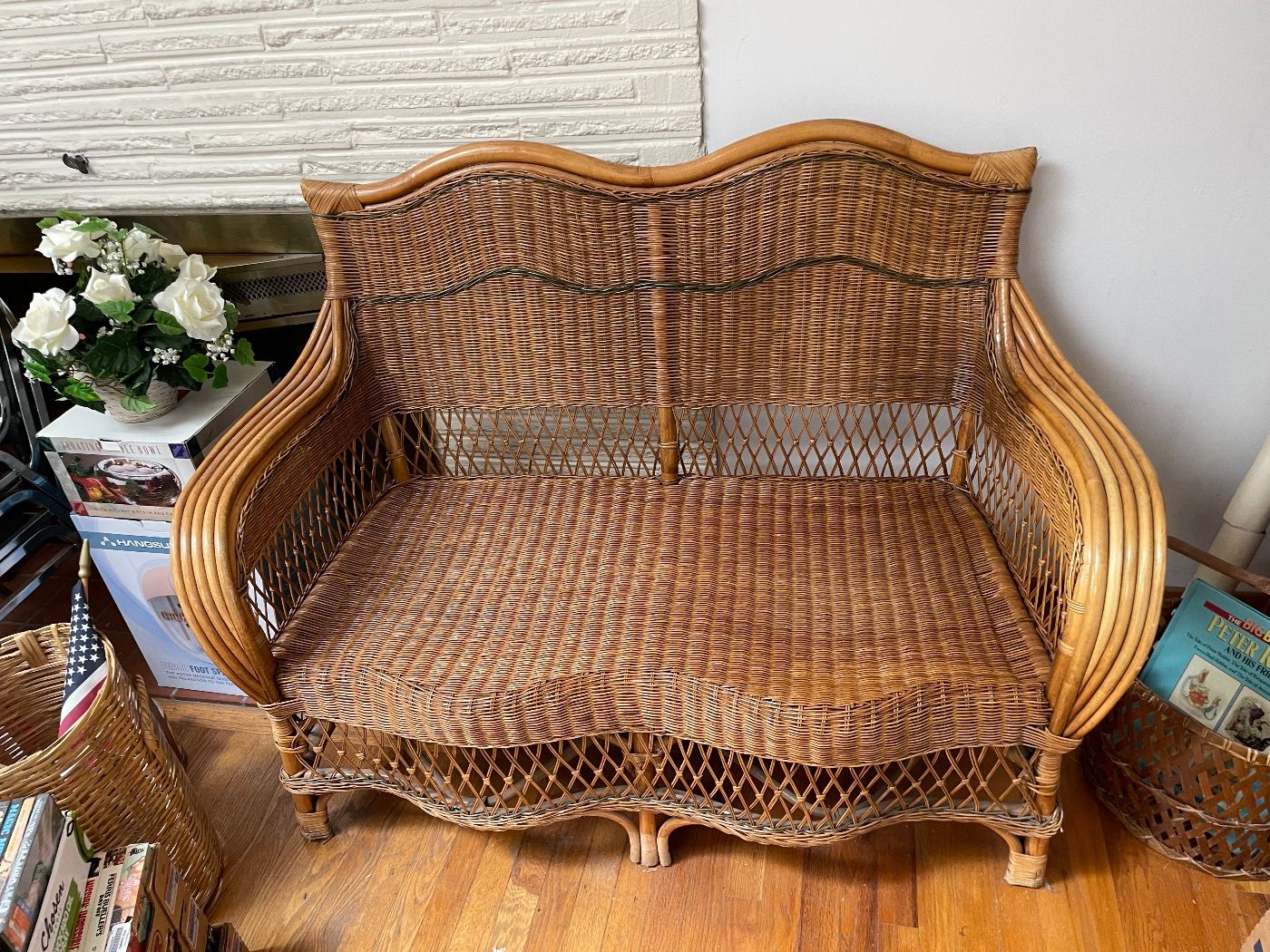 Bamboo settee in excellent condition. Missing the wrap on middle legs.