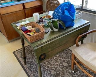 Drop leaf table 
