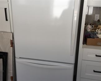 Whirlpool fridge with freezer on bottom