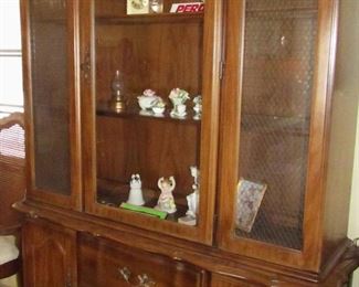 Broyhill hutch - matches dining table