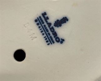 Lladros Porcelain Swan Figurine. Photo 2 of 2.