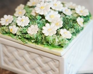 Italian porcelain daisy trinket box