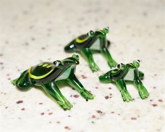 Miniature frogs in glass