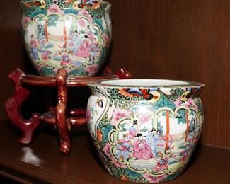 Set of 2 famille rose vases