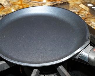 Swiss Diamond pan-approx. 8"