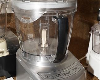 Cuisinart 16cup elite food processor. Includes the accessories.