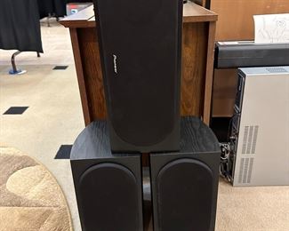 Pioneer book shelf speakers great shape.