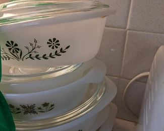 6 piece vintage Corning ware set with tops no chips