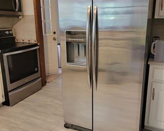 WHIRLPOOL GOLD SIDE BY SIDE STAINLESS STEEL REFRIGERATOR WITH ICE/WATER DISPENSER-DIGITAL $350