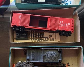 Athearn Ho Great Northern Double Door Box Car, Athearn Ho 462 Chippewa Box Car, Athearn Ho Burlington Caboose 